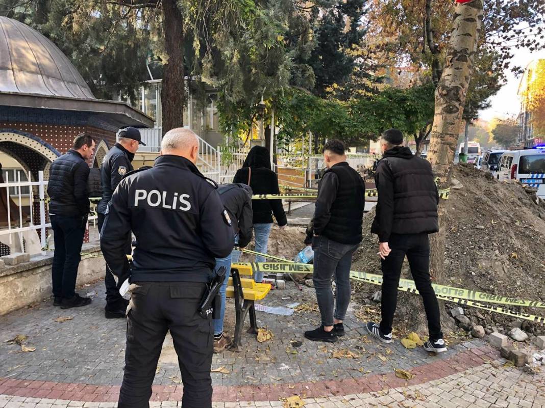 Görevli gibi giyinip sokağı kazdılar: Çıkanlar hayrete düşürdü! Borulara zarar verince gerçek ortaya çıktı 16